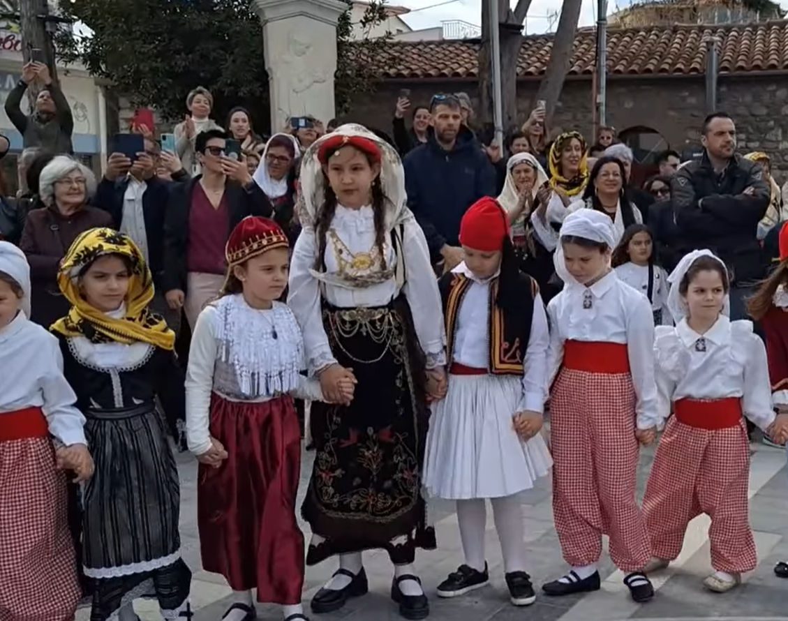Ρίγη συγκίνησης στην Εύβοια: Τα μικρά Ελληνόπουλα χορεύουν παραδοσιακούς χορούς
