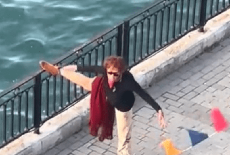 Εύβοια: Viral η «υπεργιαγιά» που έκανε διατάσεις και χόρεψε σάμπα στη Χαλκίδα