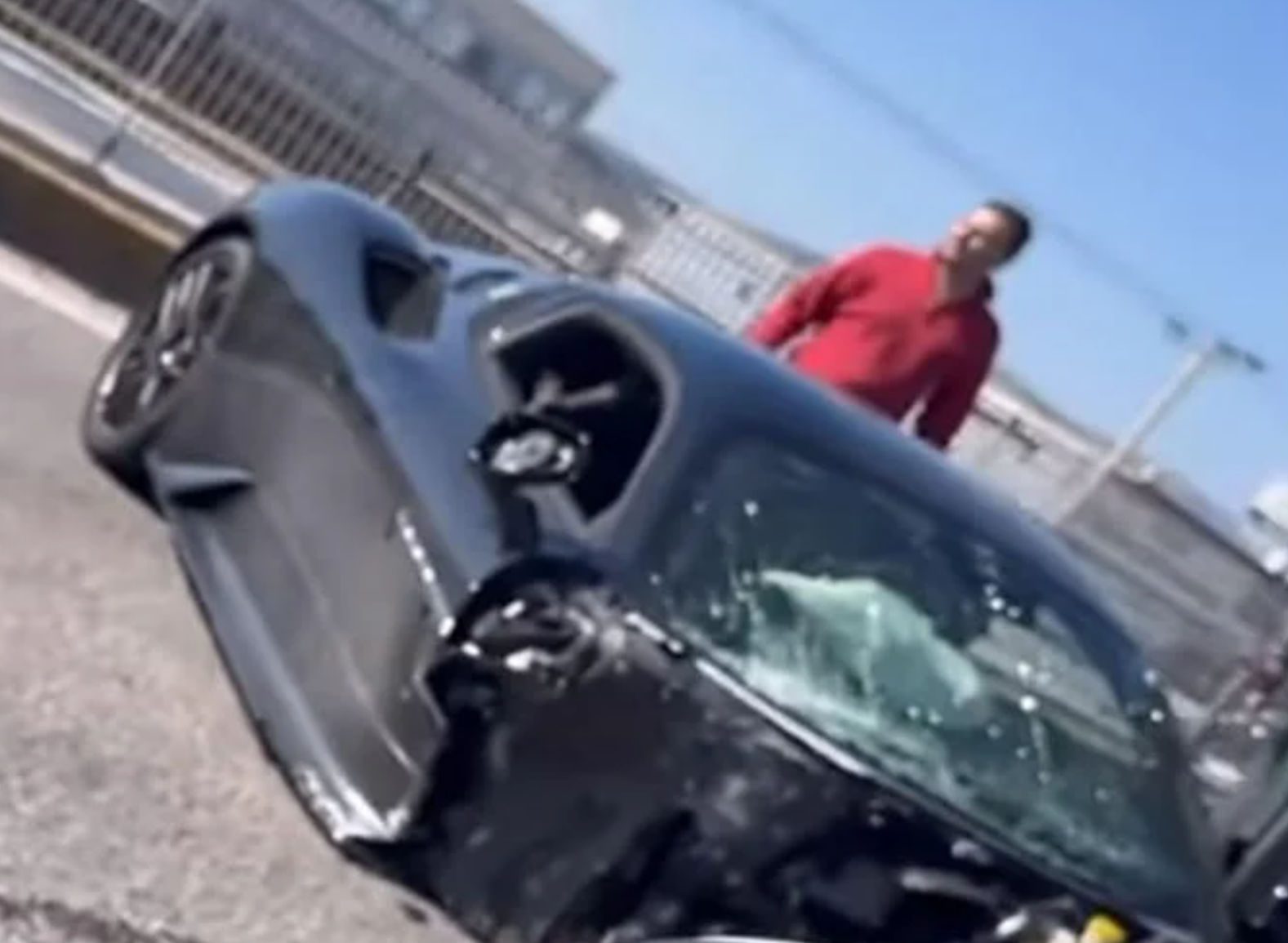 Σοκ: Κόπηκε στα δύο υπερπολυτελής Maserati MC20 μετά από τροχαίο (video)