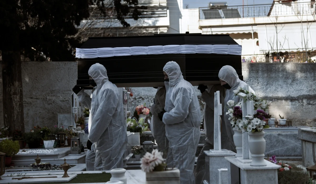 Κορονοϊός: Μακάβρια εικόνα στο κοιμητήριο της Λάρισας – Άσηπτοι οι νεκροί της πανδημίας
