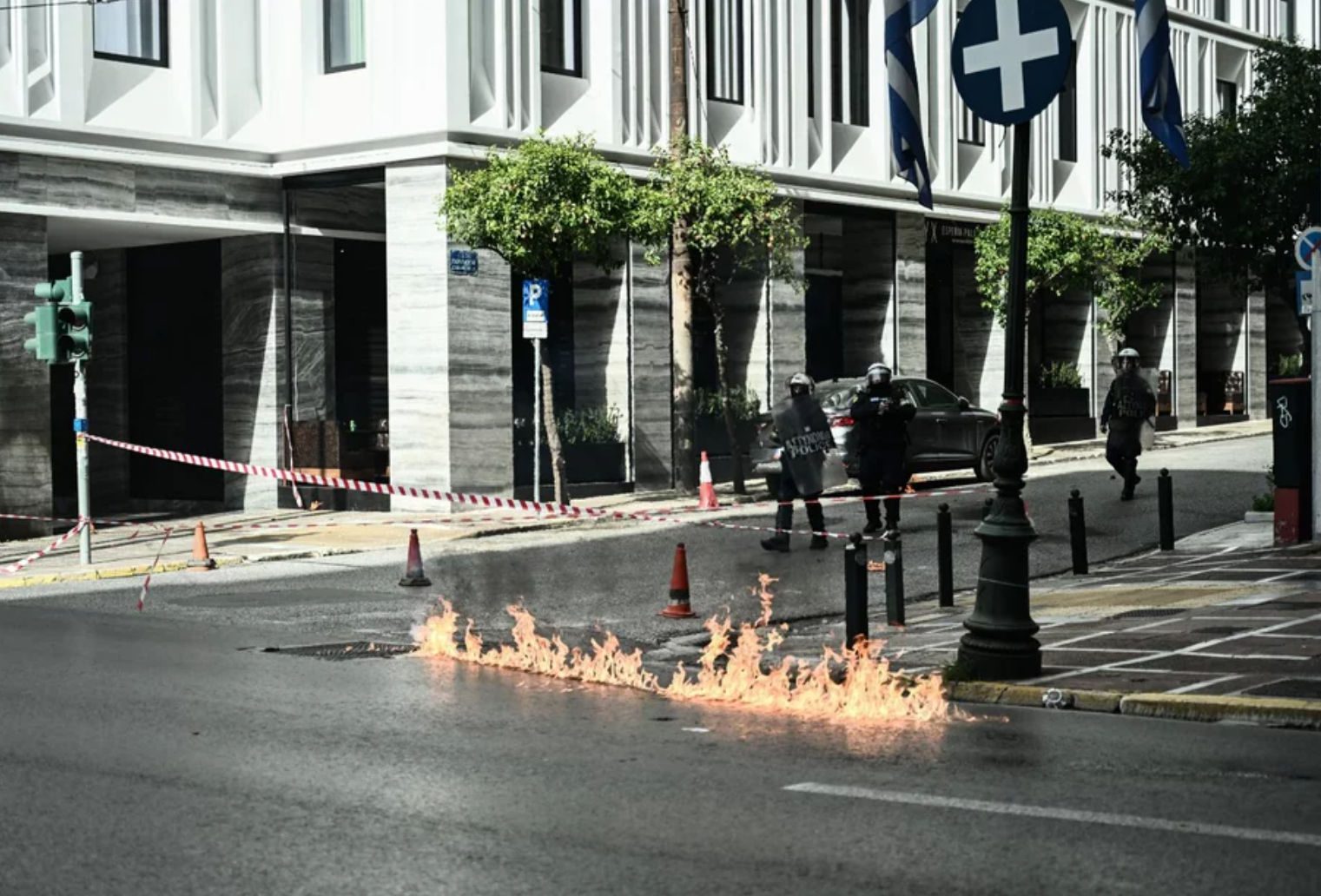 «Βροχή» μολότοφ και χημικών στο πανεκπαιδευτικό συλλαλητήριο στο κέντρο της Αθήνας (pics)