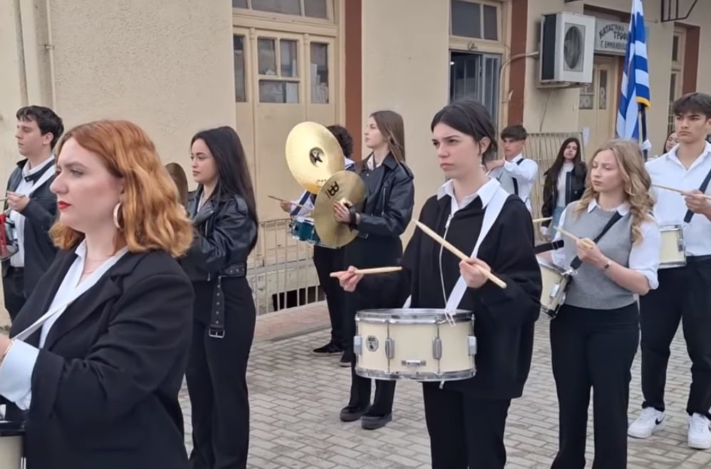 25η Μαρτίου: Η μπάντα που «κλέβει» την παράσταση στην Εύβοια