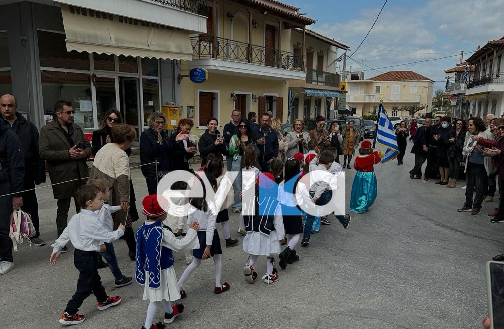 25η Μαρτίου: Άρχισαν οι παρελάσεις στην Εύβοια – Συγκίνησαν τα μικρά τσολιαδάκια