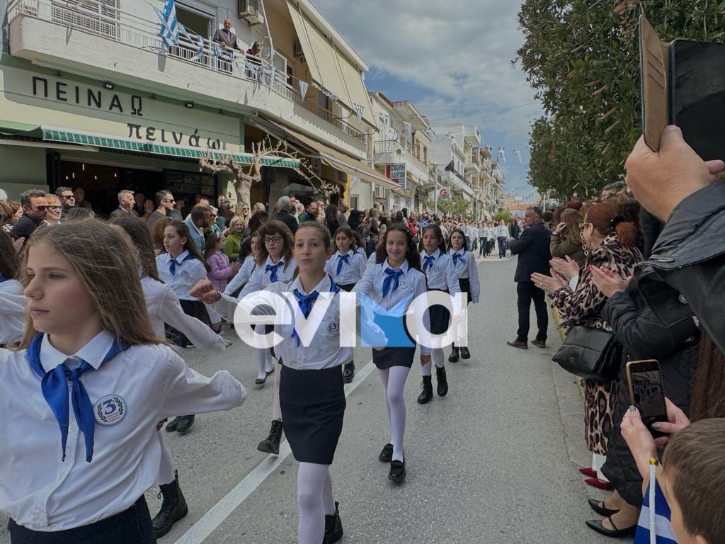 25η Μαρτίου: Άρχισαν οι παρελάσεις στην Εύβοια – Πλήθος κόσμου στο Αλιβέρι