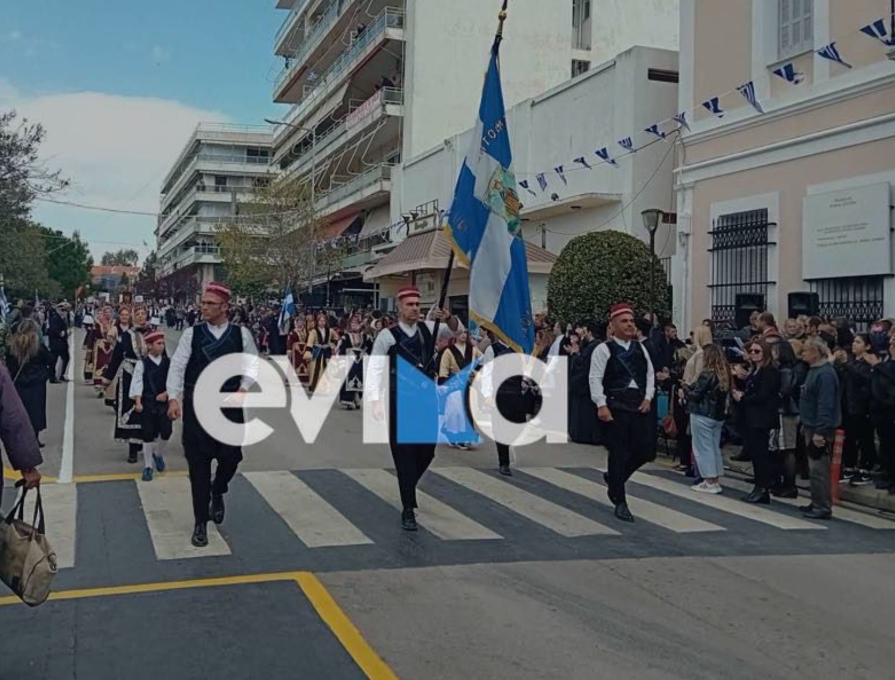 25η Μαρτίου: Πού παρέλασαν πάνω από 2.000 μαθητές στην Εύβοια