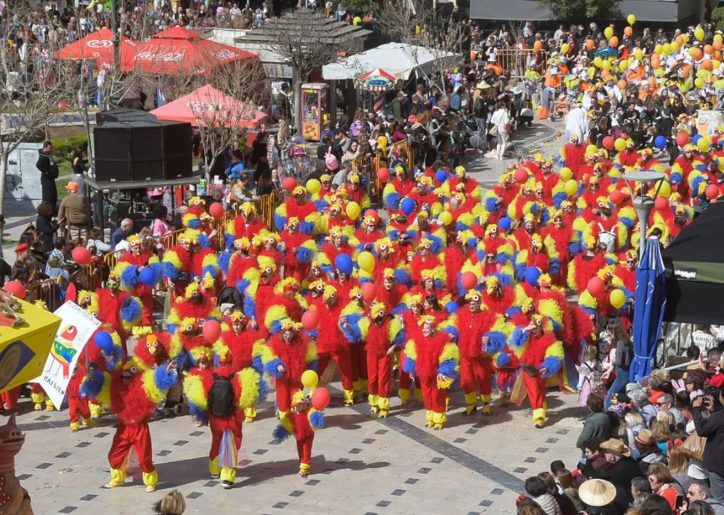 Πάτρα: 20.000 μικροί καρναβαλιστές παρέλασαν με πολύχρωμες στολές στο «Καρναβάλι των Μικρών» (pics-video)
