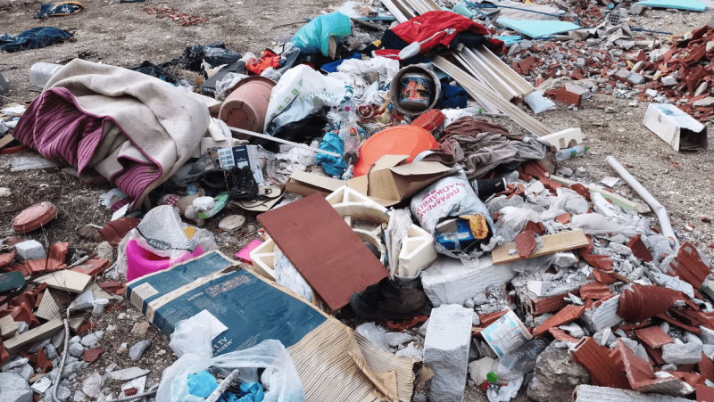 Εύβοια: Πετούν ανεξέλεγκτα μπάζα και ογκώδη αντικείμενα