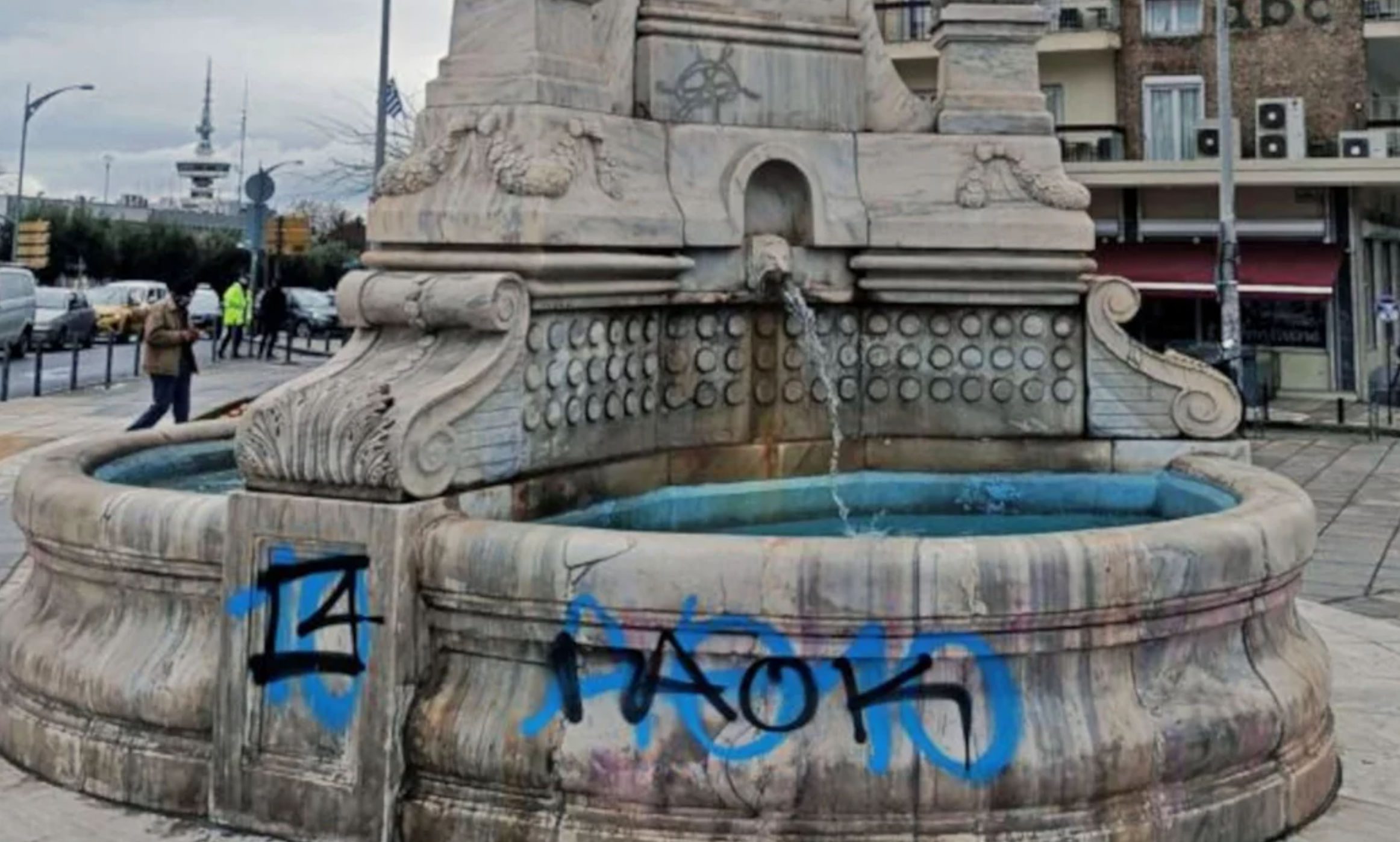 Βανδάλισαν με γκράφιτι εμβληματικό σιντριβάνι -Το καθάρισε ο δήμος (pics)
