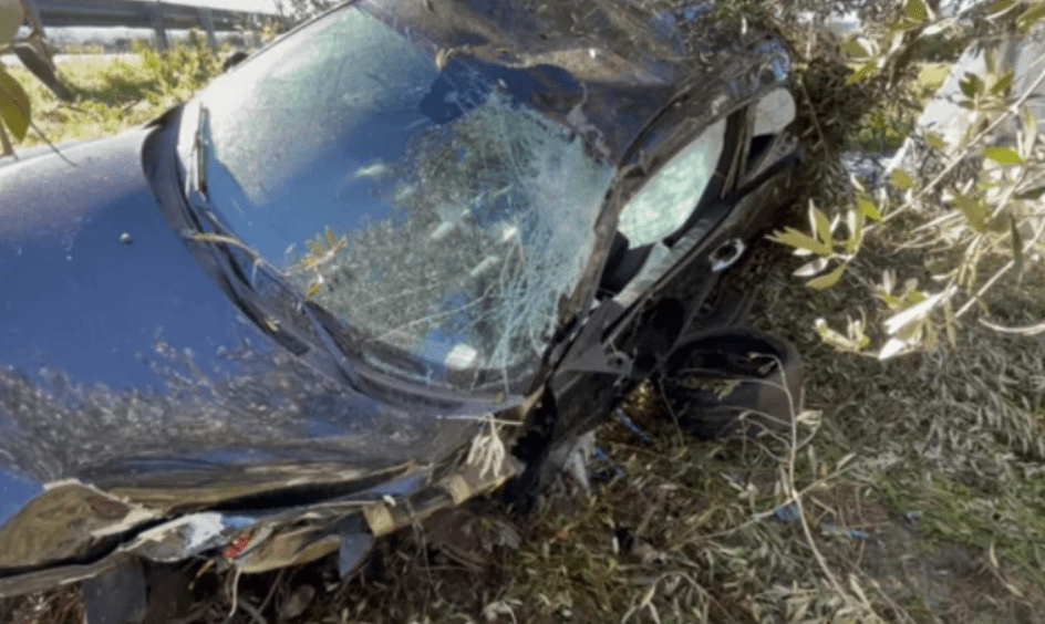 Οδηγός εκτινάχτηκε από το παράθυρο του αυτοκινήτου σε τροχαίο