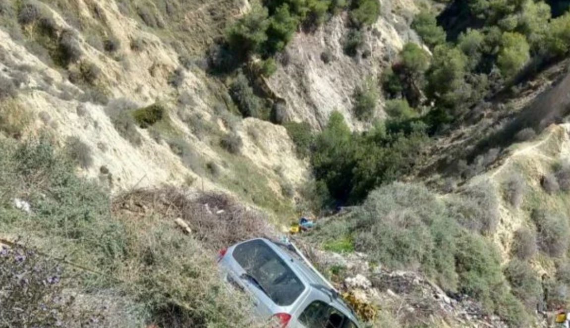 Μυστήριο με δυο οχήματα που εντοπίστηκαν σε χαράδρα (pics-video)