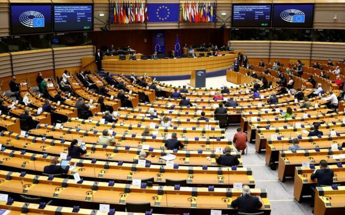 Ευρωβουλευτές: Ο μισθός, τα επιδόματα, και όλα τα οφέλη που δίνει το ευρωκοινωβούλιο