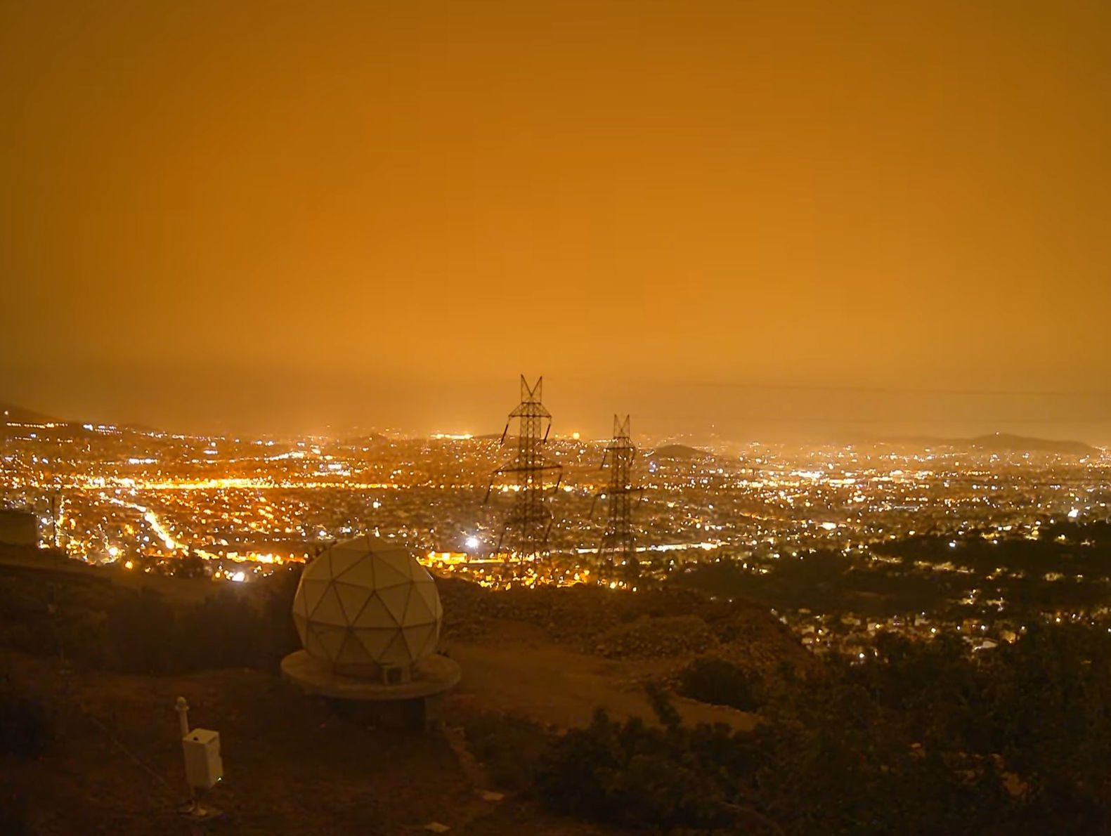 Η αφρικανική σκόνη σκεπάζει την Αττική και εξαφανίζεται – Δείτε το απόκοσμο time-lapse του Meteo