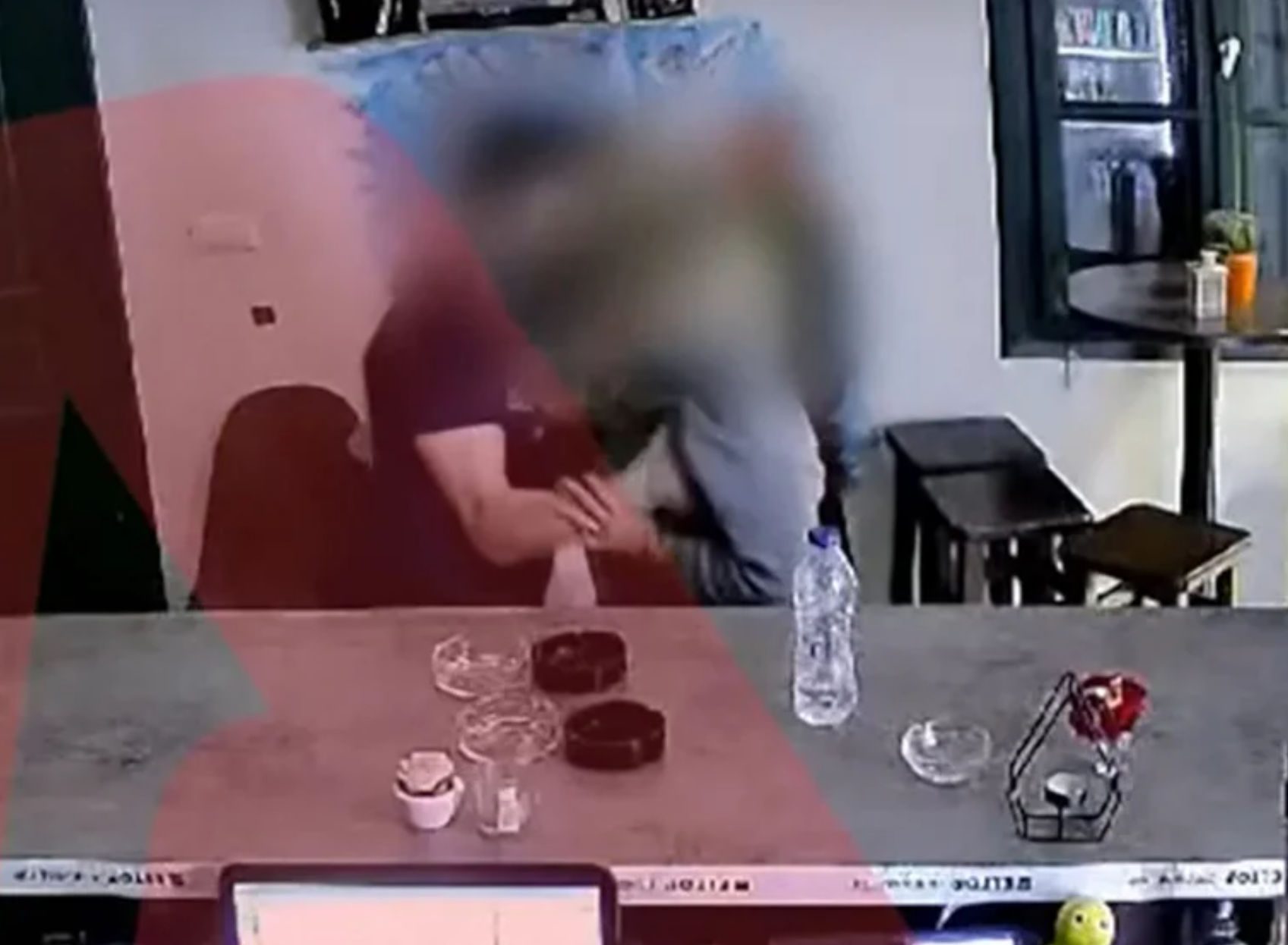 Βίντεο σοκ από την απόπειρα βιασμού 32χρονης από πελάτη σε καφετέρια