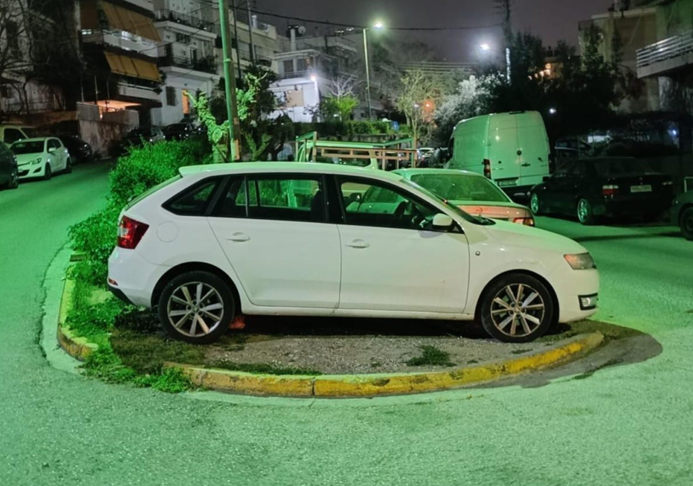 «Τρομερό» παρκάρισμα: Οδηγός άφησε το αυτοκίνητό του πάνω σε νησίδα και πήγε για ποτάκι