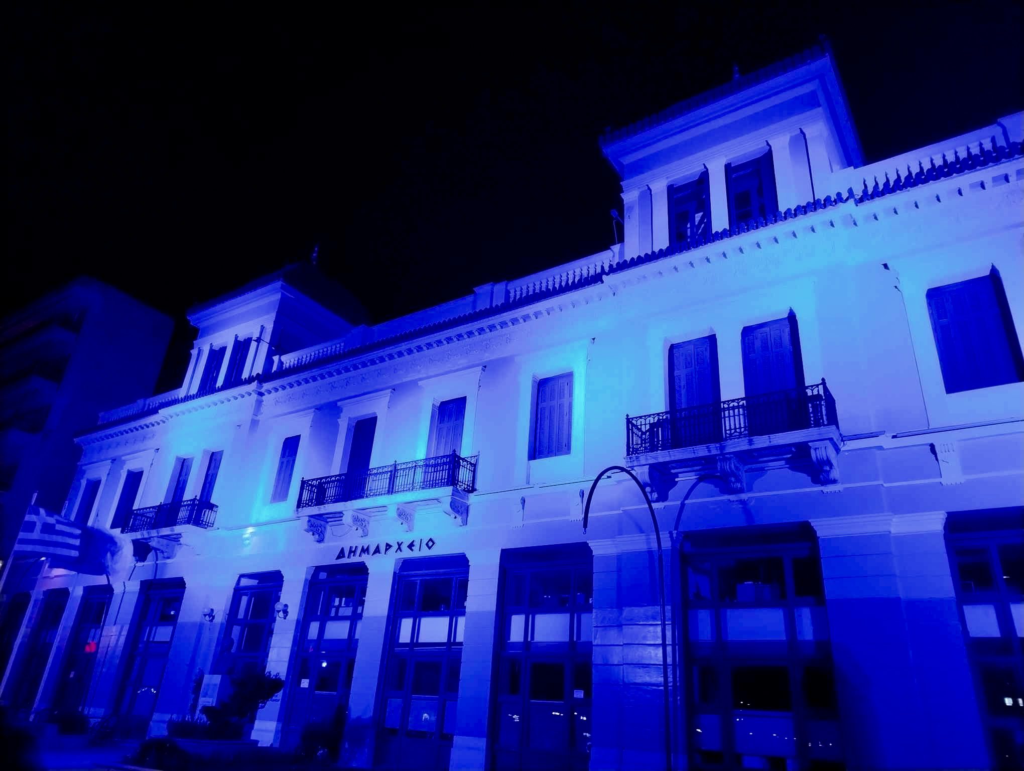 Χαλκίδα: Γιατί «βάφτηκε» μπλε το Δημαρχείο της πόλης