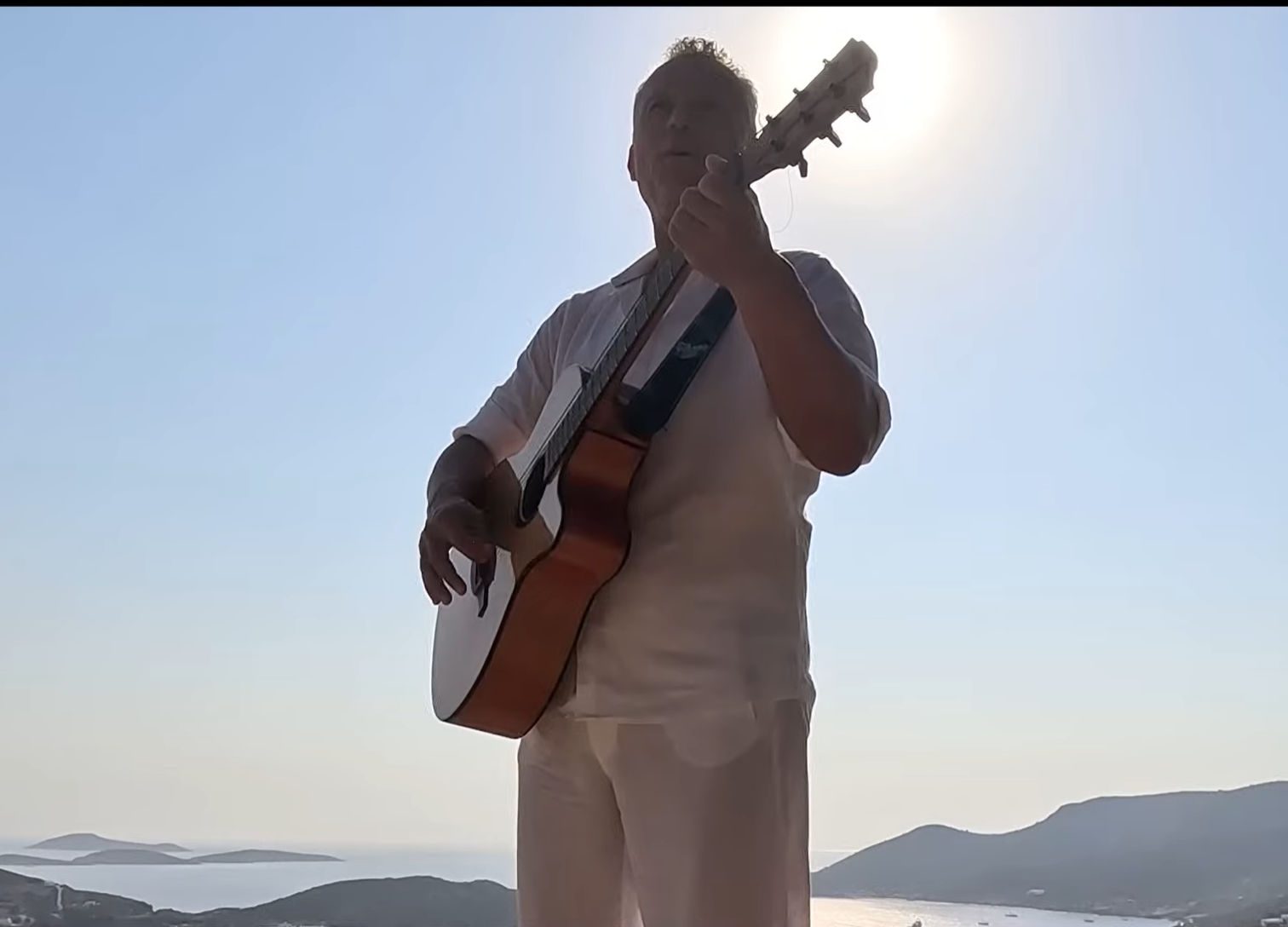 Γνωστός δήμαρχος άρπαξε τη κιθάρα και έβγαλε τραγούδι για το νησί του