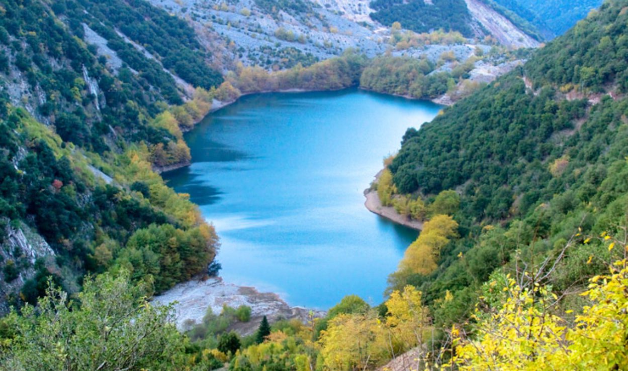 Oι…γαλάζιες λίμνες της Εύβοιας- Γνωρίστε δύο μυθικά τοπία του νησιού