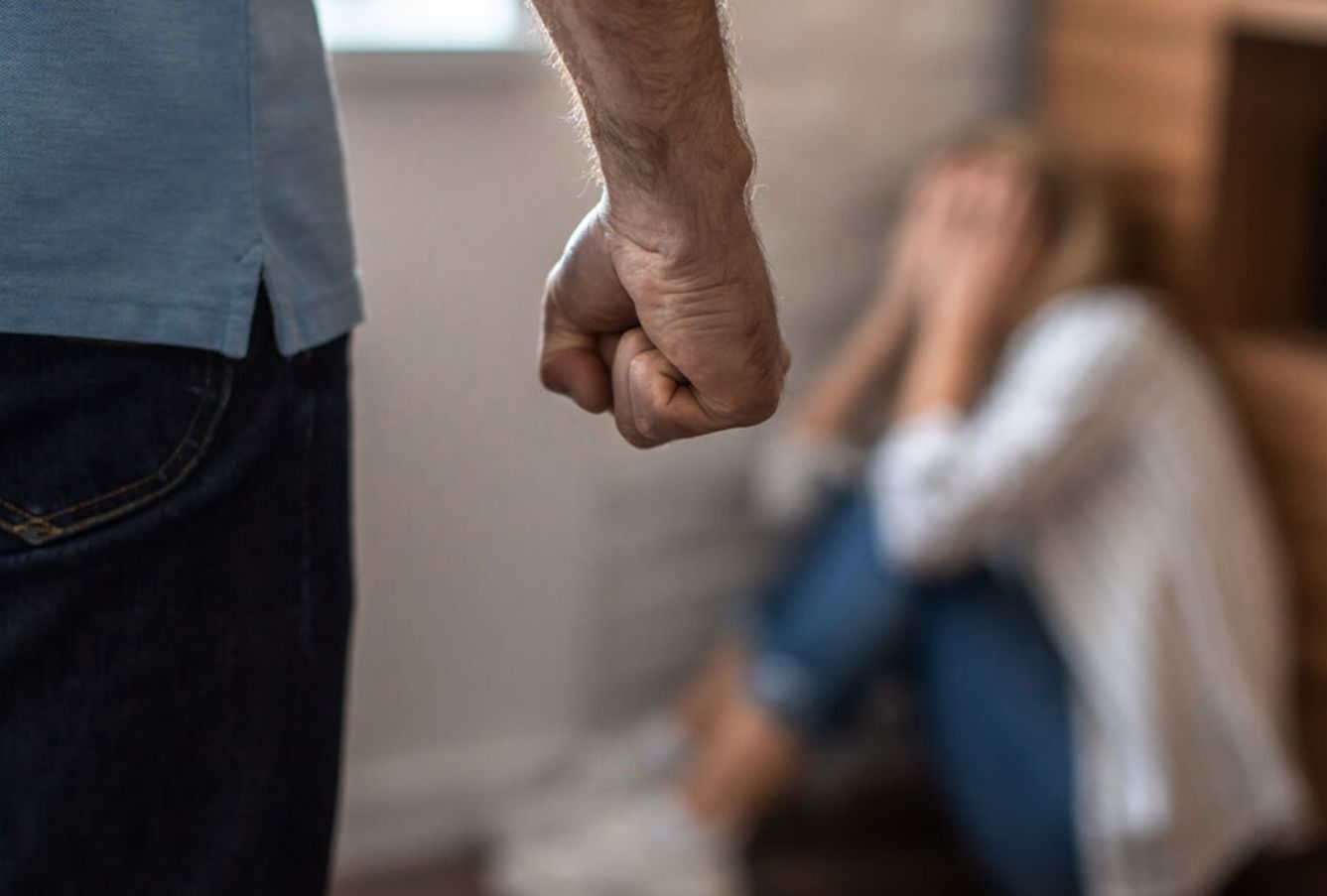 Ενδοοικογενειακή βία: Μπαράζ περιστατικών και συλλήψεων το τελευταίο 24ωρο