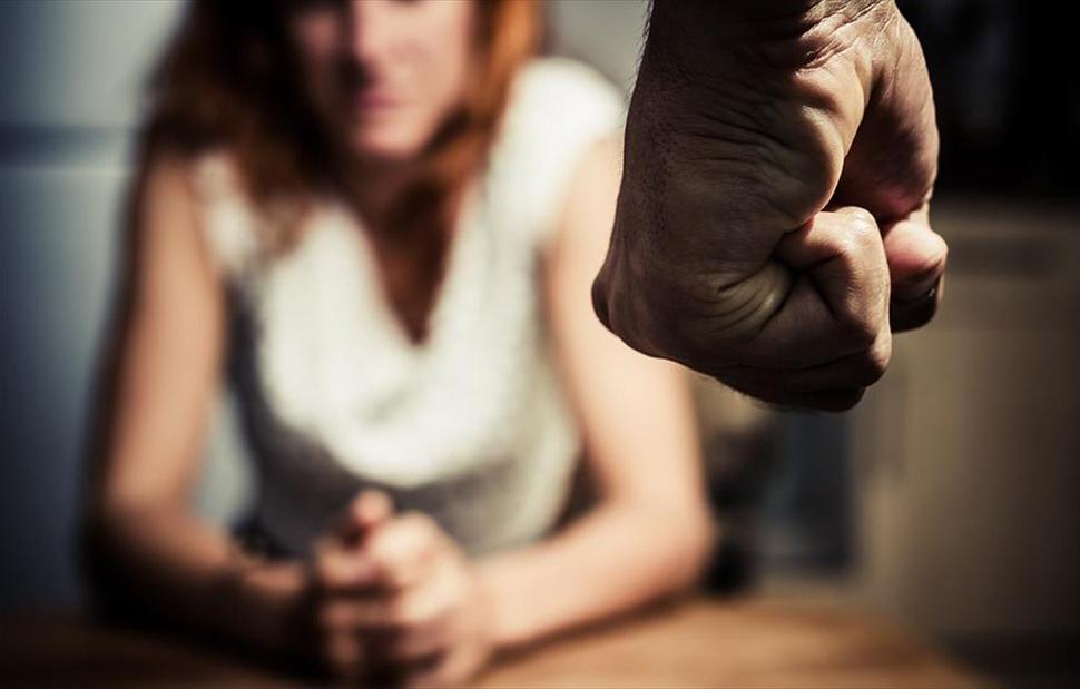 Ενδοοικογενειακή βία: «Μου πετούσε έπιπλα, πήδηξα από το μπαλκόνι, δεν είχα άλλον τρόπο»