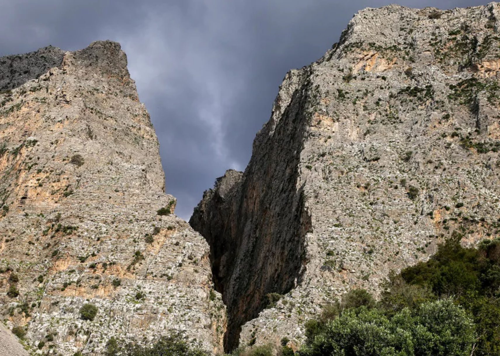 Περιπέτεια για τουρίστρια που έπεσε σε φαράγγι – Πως σώθηκε