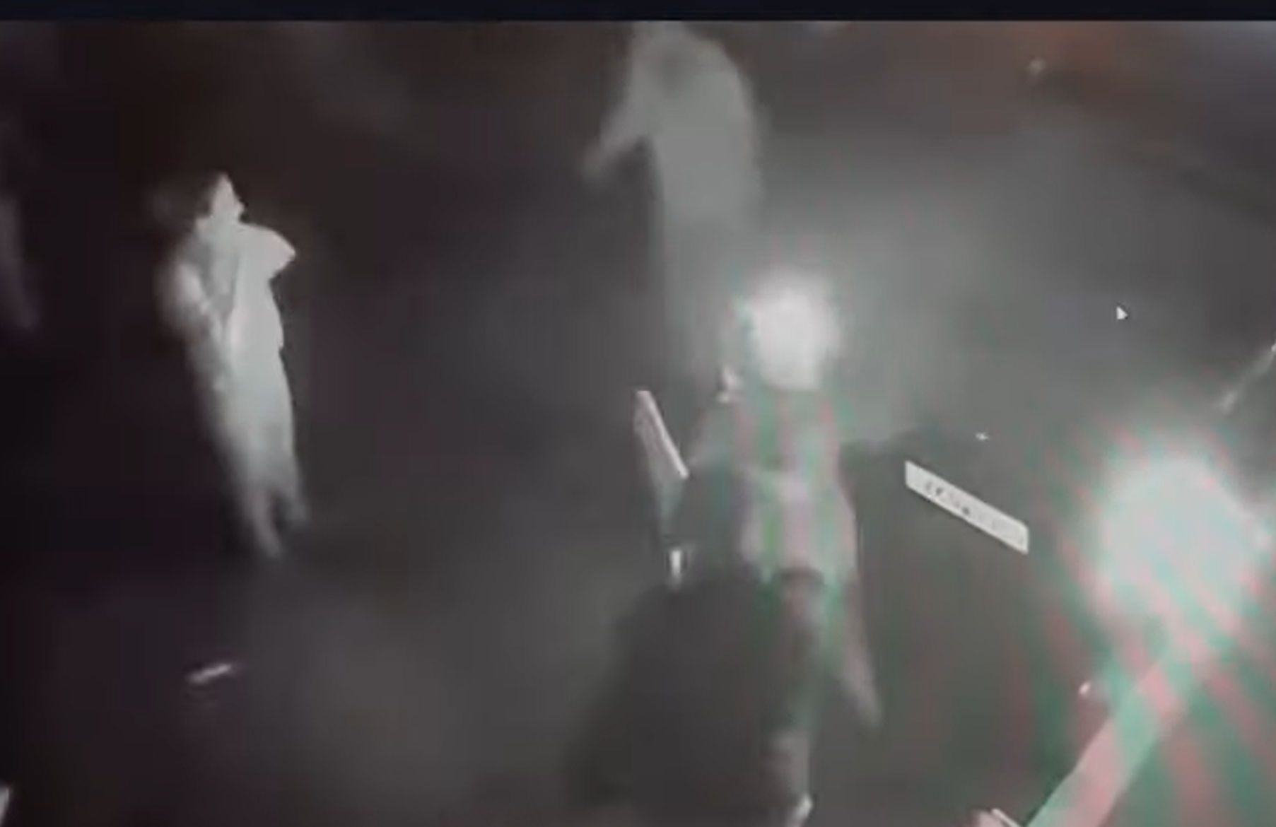 Βίντεο-σοκ από επίθεση με φτυάρι σε δημοτικό υπάλληλο – Τον έριξαν και τον χτυπούσαν