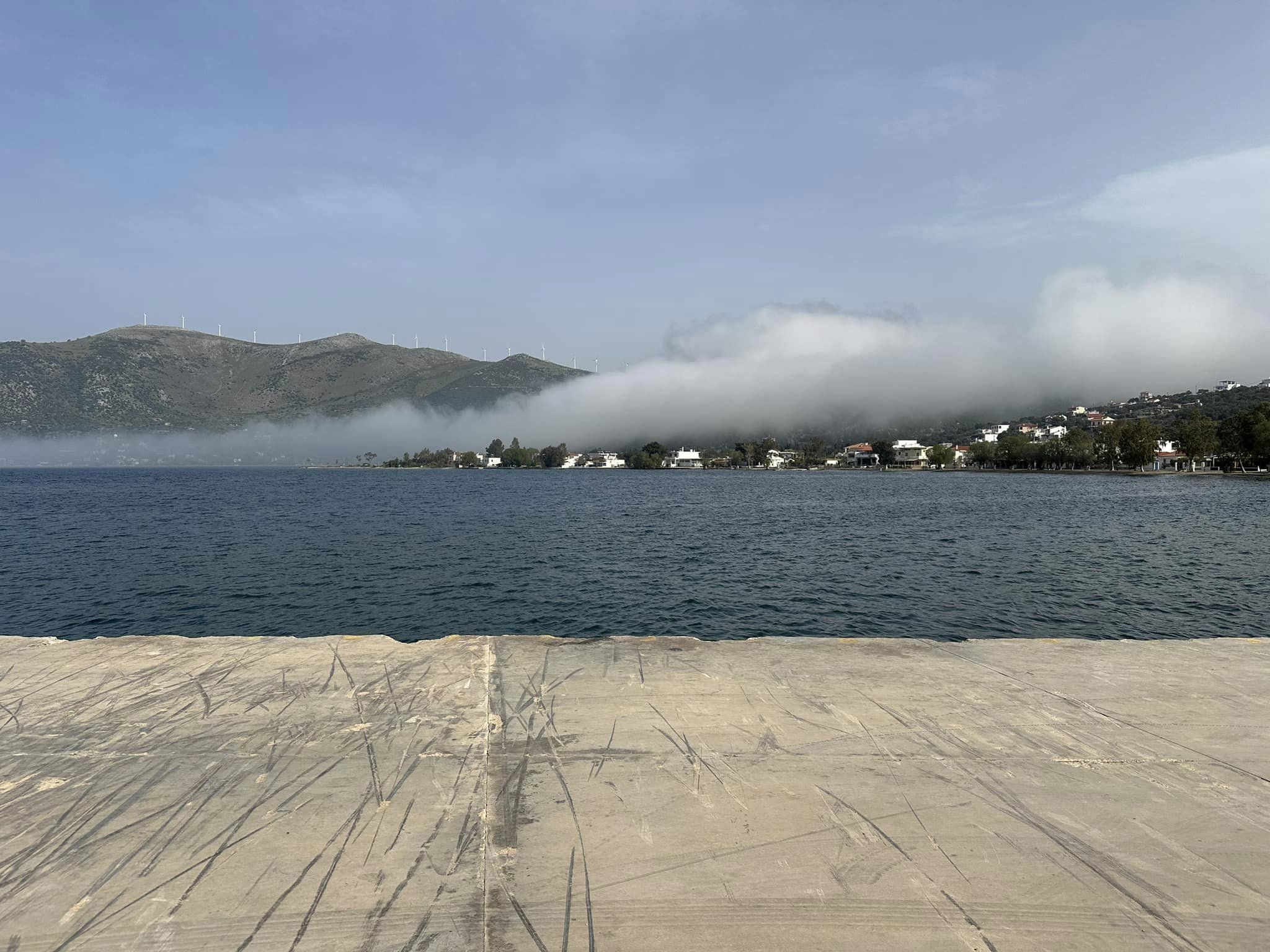 Εύβοια: Η ομίχλη «κατάπιε» παραλία – Εντυπωσιακές εικόνες