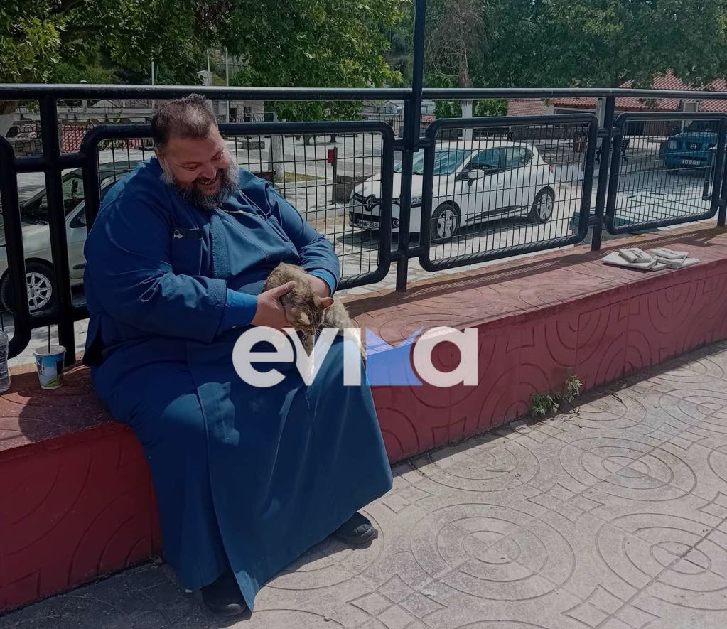 Εύβοια: Ο ιερέας και το γατάκι της εκκλησίας που ακούει στο όνομα…«Ρούλης»