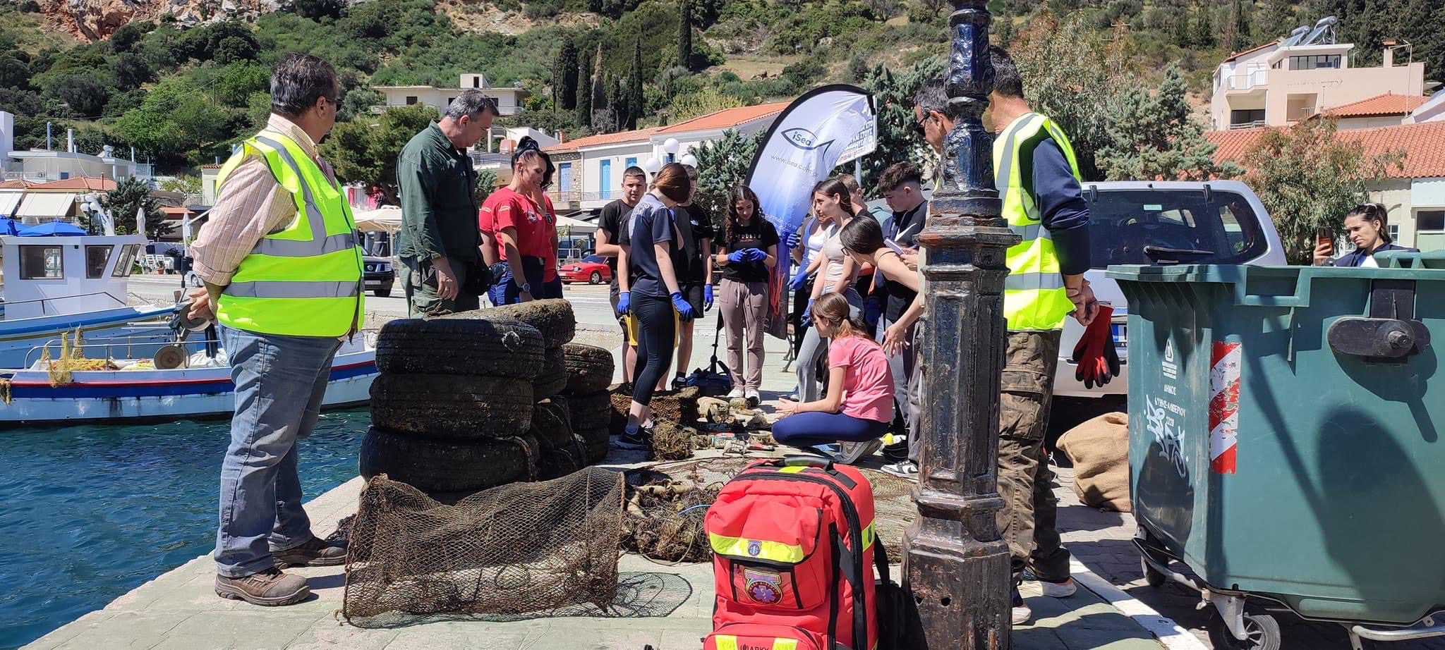Καθάρισαν παραλίες και βυθό λιμανιού στην Εύβοια – Δείτε τι βρήκαν μαθητές και εθελοντές (εικόνες)