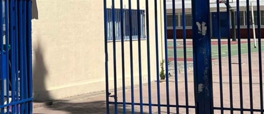 Δύο 15χρονες πλακώθηκαν στο ξύλο στην αυλή του σχολείου τους και τις βιντεοσκοπούσαν