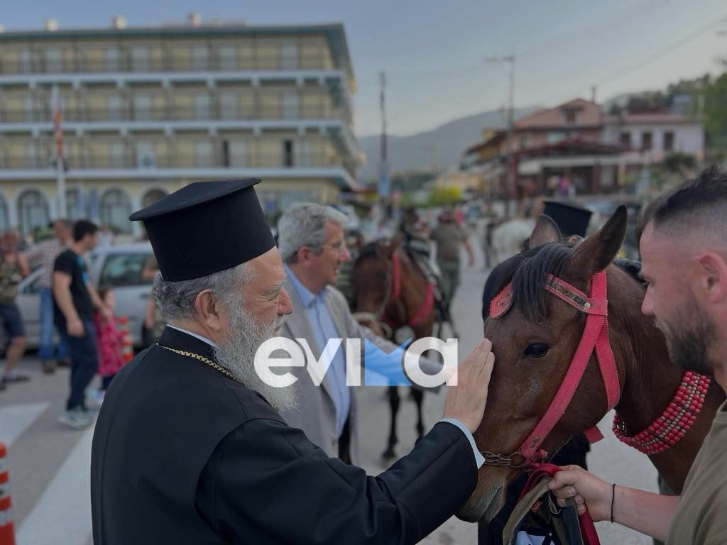Εύβοια: Τρυφερή στιγμή στον Άγιο Ιωάννη το Ρώσσο με το Μητροπολίτη να χαϊδεύει άλογο έξω από το Ναό!