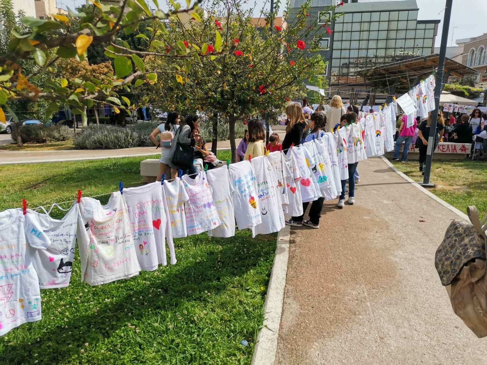Εύβοια: Γιατί άπλωσαν μπουγάδα σε κεντρική πλατεία – Η δράση που συγκίνησε (pics)