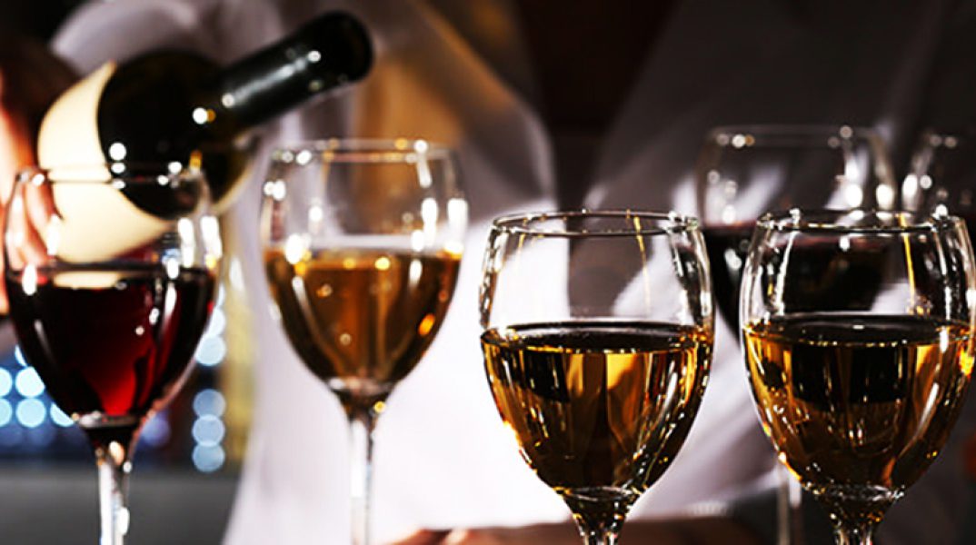Εστιατόριο κερνάει μπουκάλι κρασί σε πελάτες…χωρίς κινητό! Που βρίσκεται
