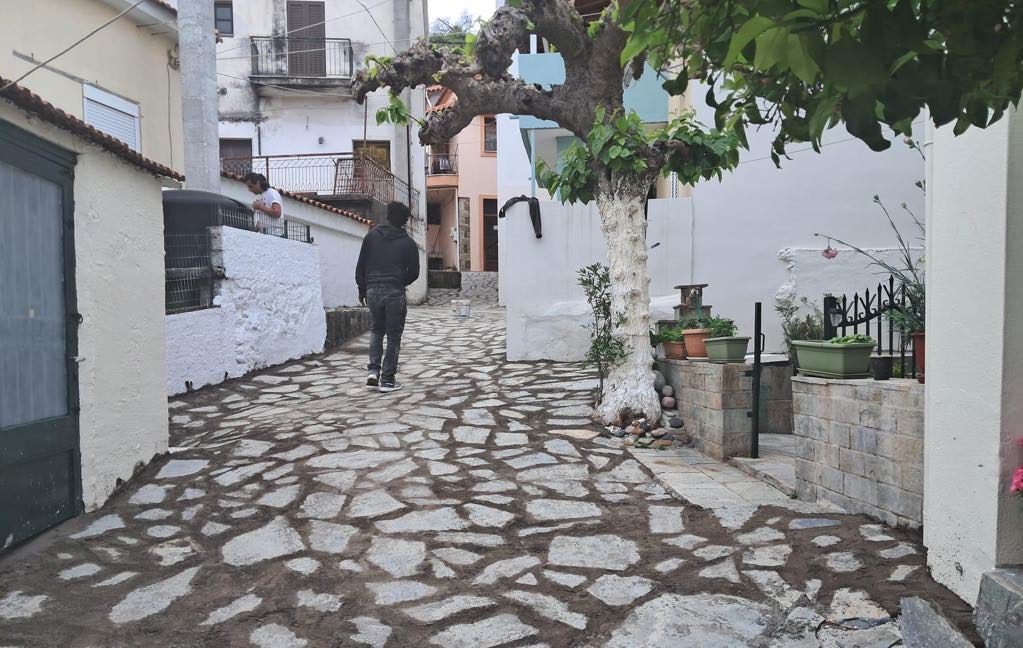 Δήμαρχος στην Εύβοια κάνει πλακόστρωτα όλα τα χωριά του Δήμου (pics)