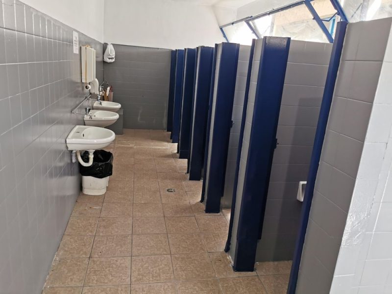 Καθαρίστρια σε νηπιαγωγείο, κατηγορείται ότι φωτογράφησε παιδί στις τουαλέτες