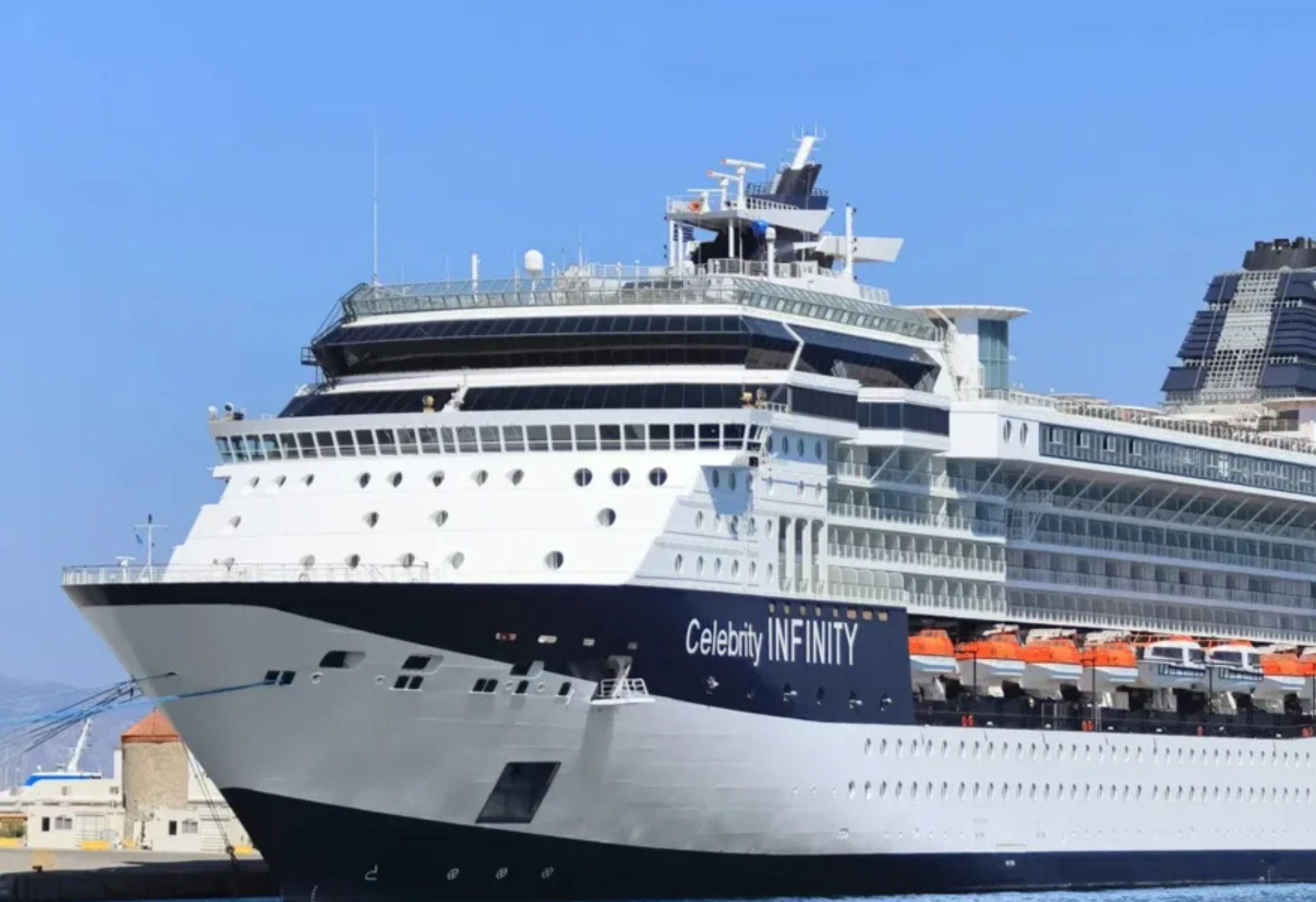 Αυτή είναι η ελληνική πόλη που αγκυροβόλησε το τεράστιο πλοίο «Celebrity Infinity» με 2.100 επιβάτες