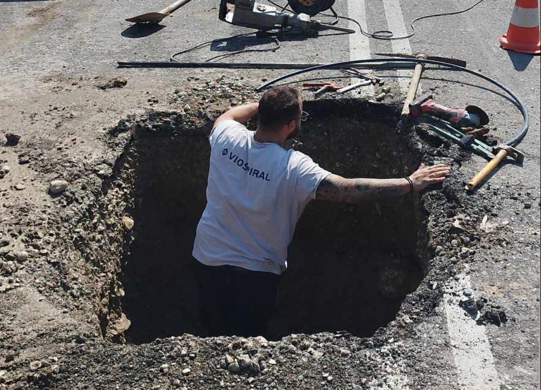 Εύβοια: Προσοχή στο δρόμο στο ύψος των Καμαρίων – Γιατί άνοιξαν μεγάλη τρύπα