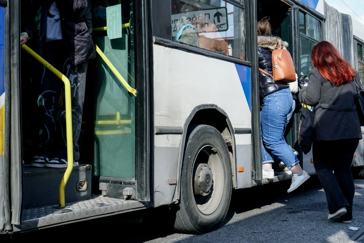 Τροχαίο με λεωφορείο: Έπεσε πάνω σε κολώνα – Πέντε τραυματίες