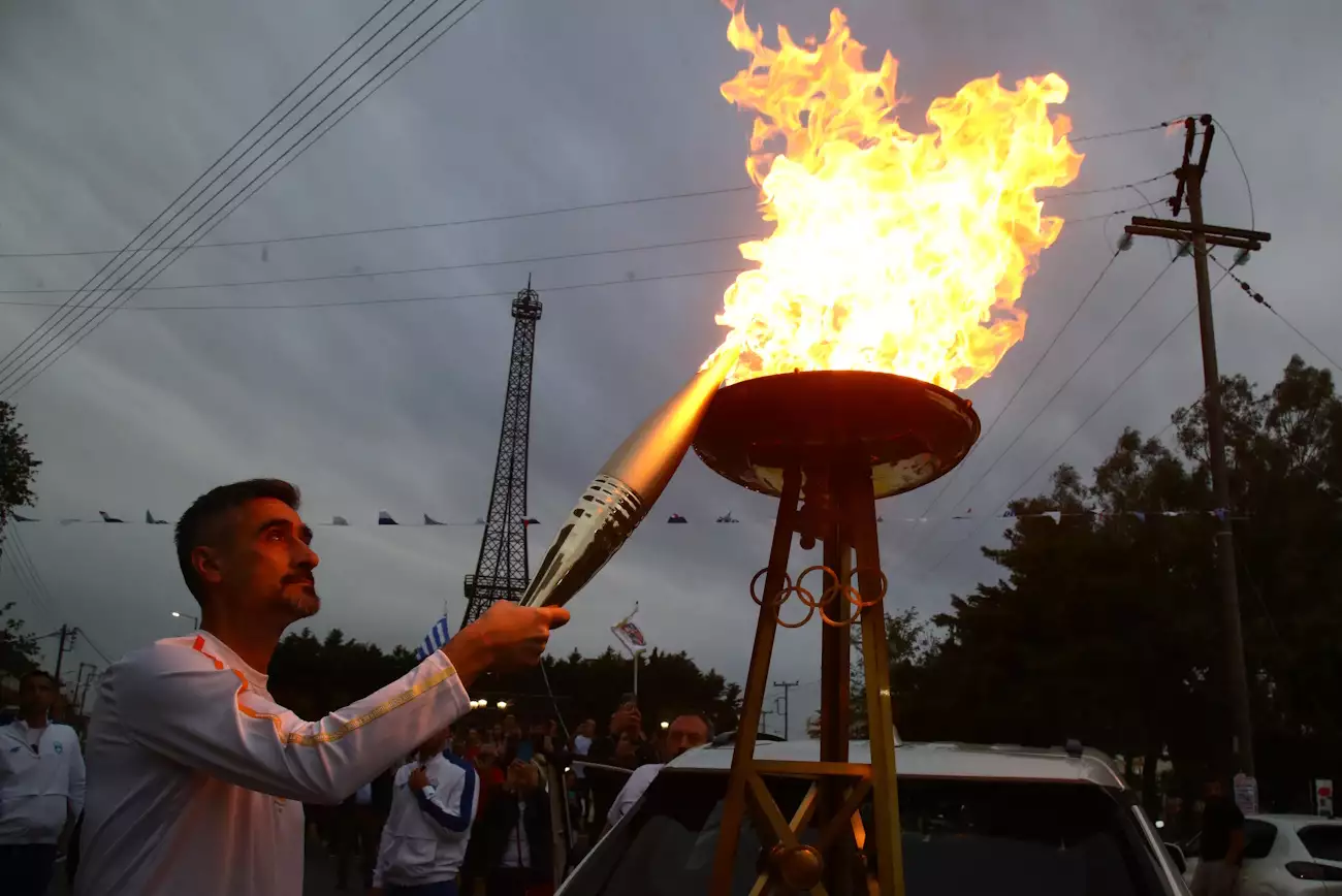 Ο Νίκος Λυμπερόπουλος άναψε με την Ολυμπιακή Φλόγα το βωμό στα Φιλιατρά