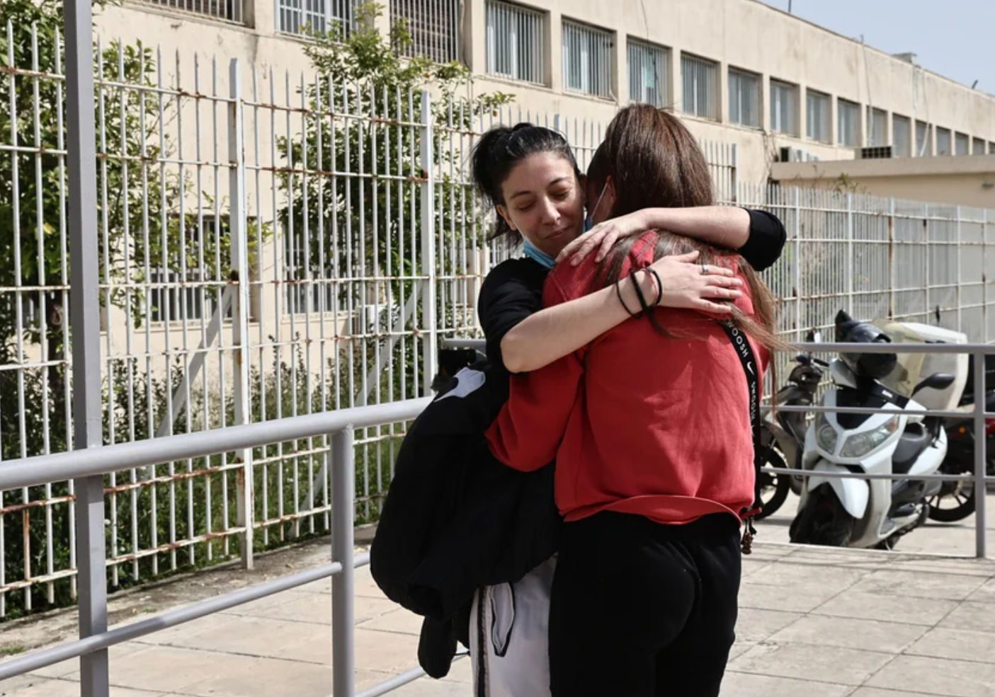 Κολωνός: Αποφυλακίστηκε η μητέρα της 12χρονης και θα διεκδικήσει την επιμέλειά της (pics)