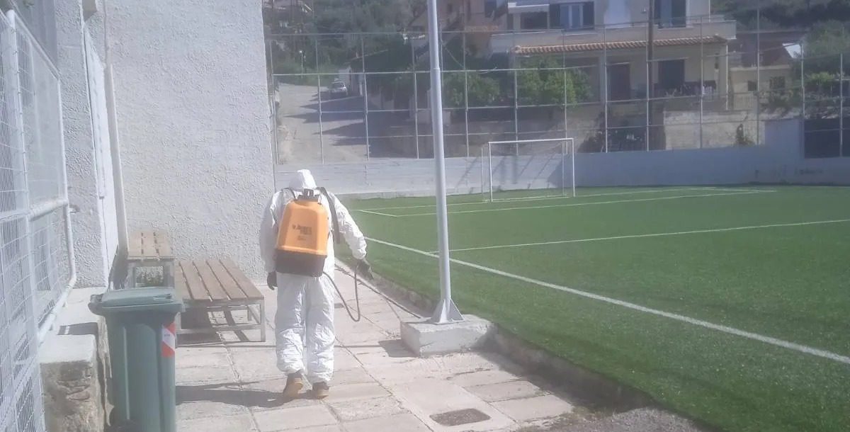 Εύβοια: Ψέκασαν γήπεδο που είχε ψύλλους – Για πόσο απαγορεύεται η προσέλευση