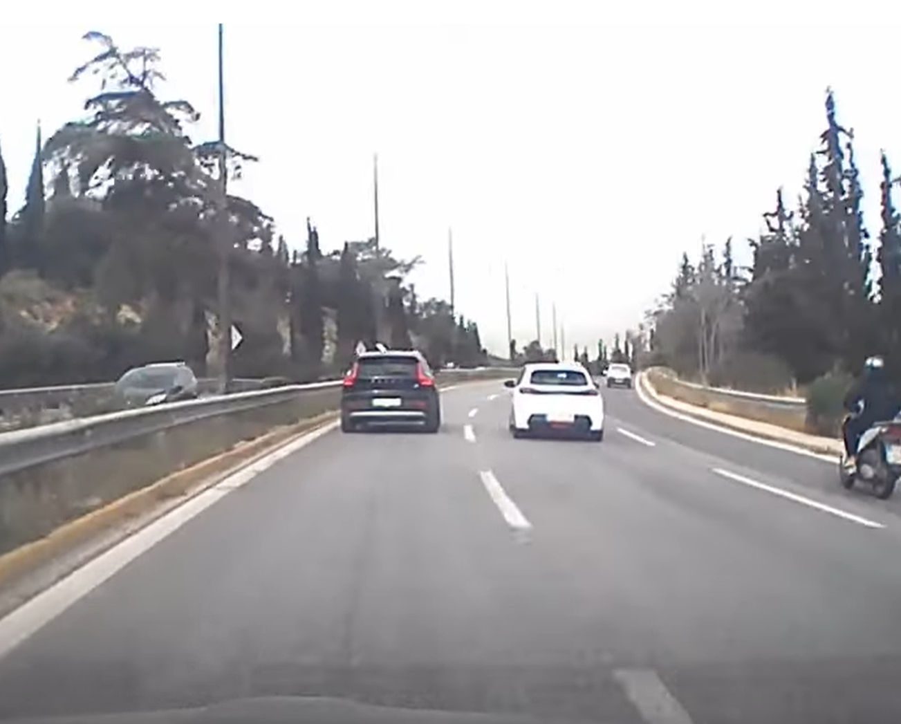 Βίντεο σοκ: Οδηγός τράκαρε αλλά συνέχισε με διαλυμένο ΙΧ την τρελή πορεία του