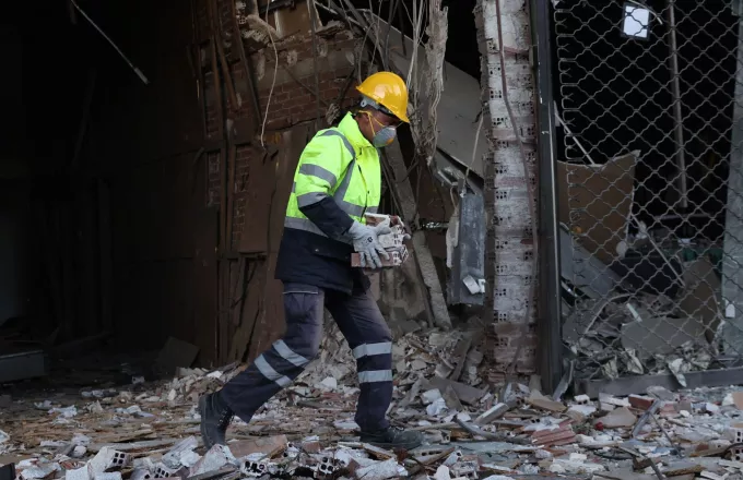 Τραγωδία στον Πειραιά: Ένας νεκρός από την κατάρρευση κτιρίου στο Πασαλιμάνι