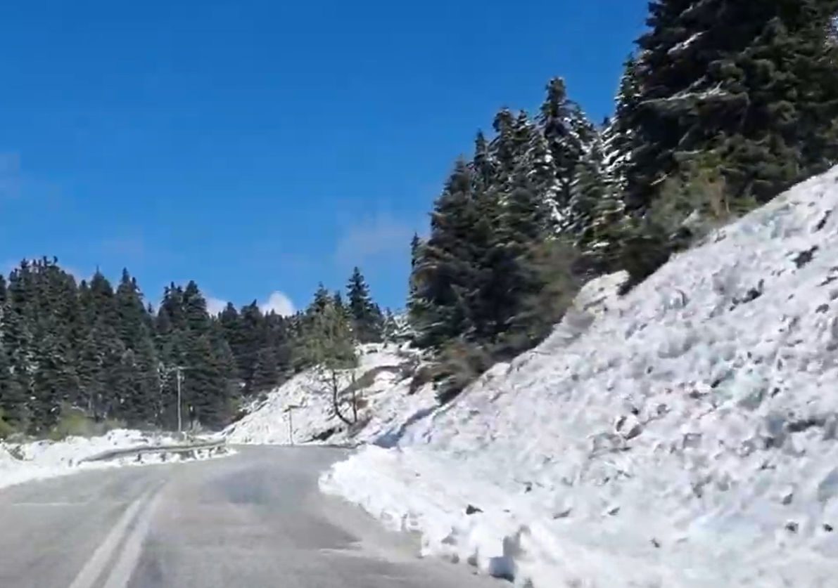 Σε ποια περιοχή της Ελλάδας έριξε ανοιξιάτικο χιόνι πριν το Πάσχα (video)