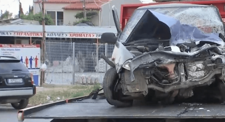Αυτοκίνητο έπεσε πάνω σε ψητοπωλείο – Στο νοσοκομείο η οδηγός
