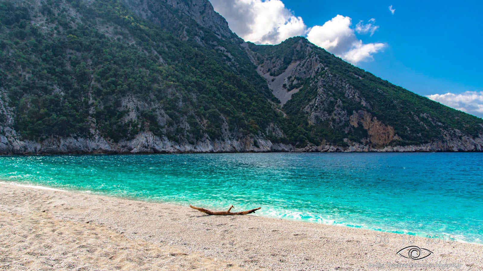 Η παραλία – όνειρο της Εύβοιας, μοιάζει με γαλάζια λίμνη
