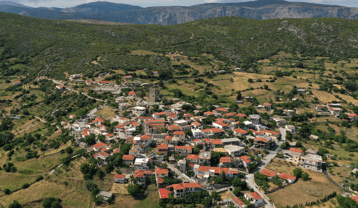 Το χωριό – στολίδι της Εύβοιας με τον ενετικό πύργο