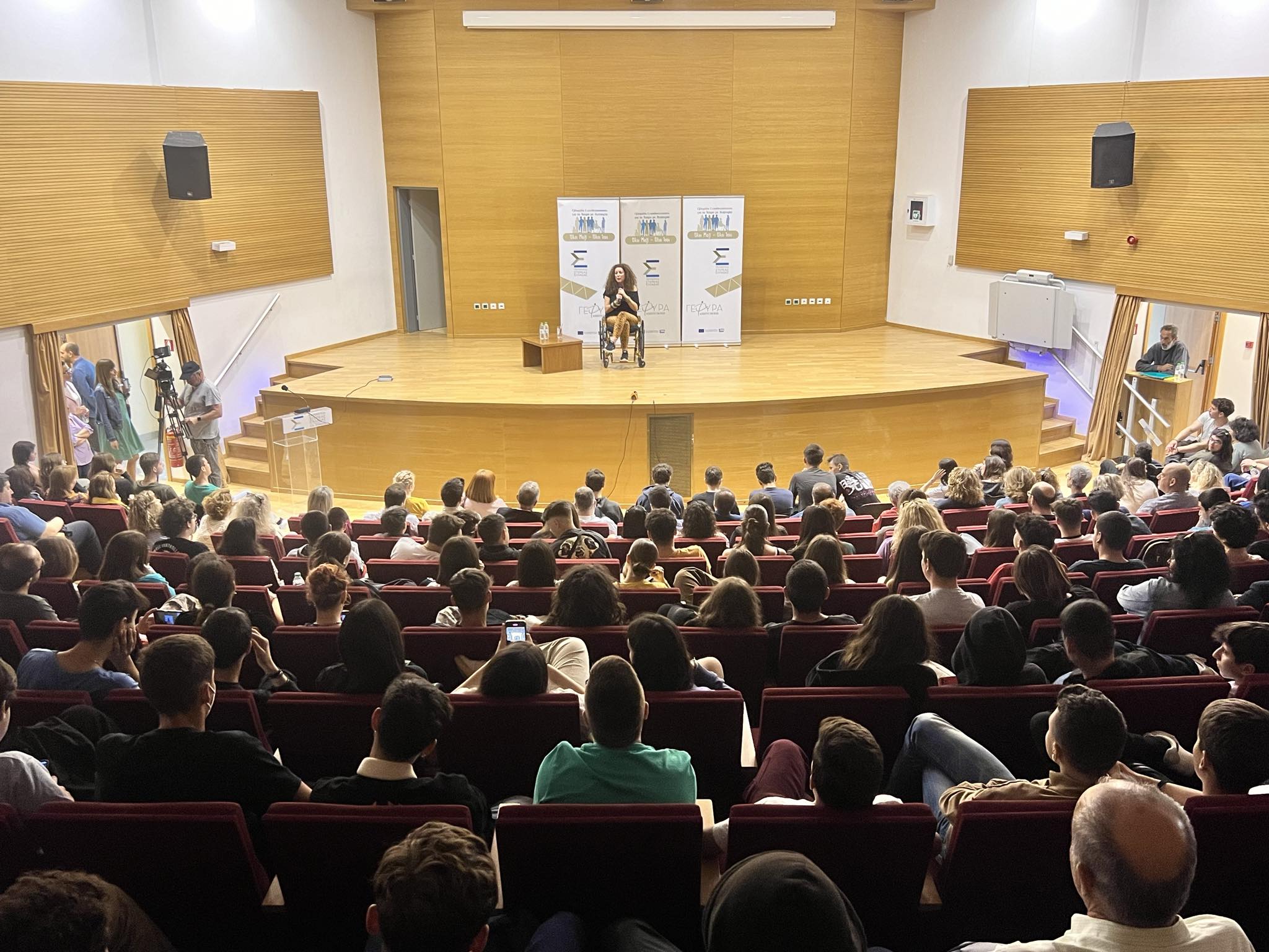 «Αντιμετωπίζοντας τα Εμπόδια»: Με επιτυχία στέφτηκε η παράσταση της Κατερίνας Βρανά στη Χαλκίδα