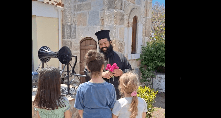 Πάσχα στην Eύβοια: Συγκινεί ο ιερέας που προσφέρει λουλούδια σε παιδιά
