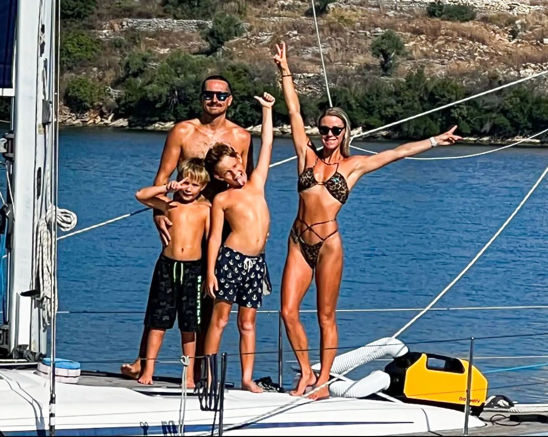 Ζευγάρι Βρετανών εγκατέλειψε τη βαρετή ζωή στη χώρα του και ζει σε σκάφος στην Ελλάδα