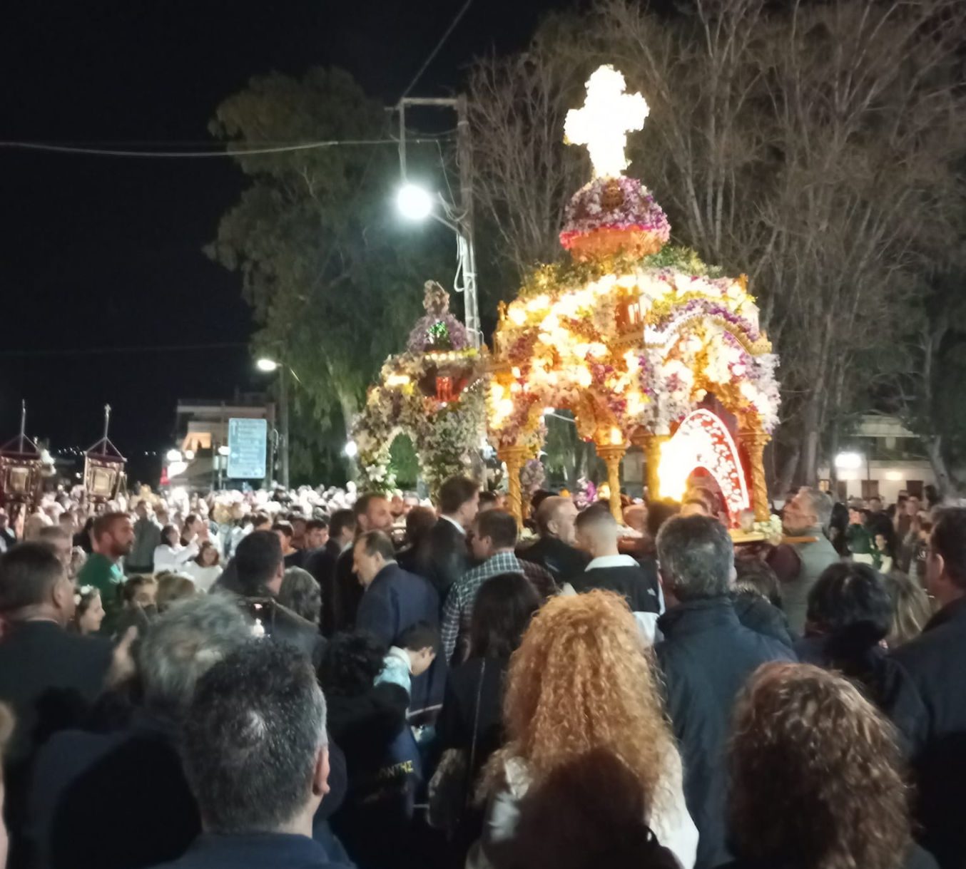 Μεγάλη Παρασκευή στην Εύβοια: Αυτή η πλατεία «βούλιαξε» από κόσμο χθες το βράδυ